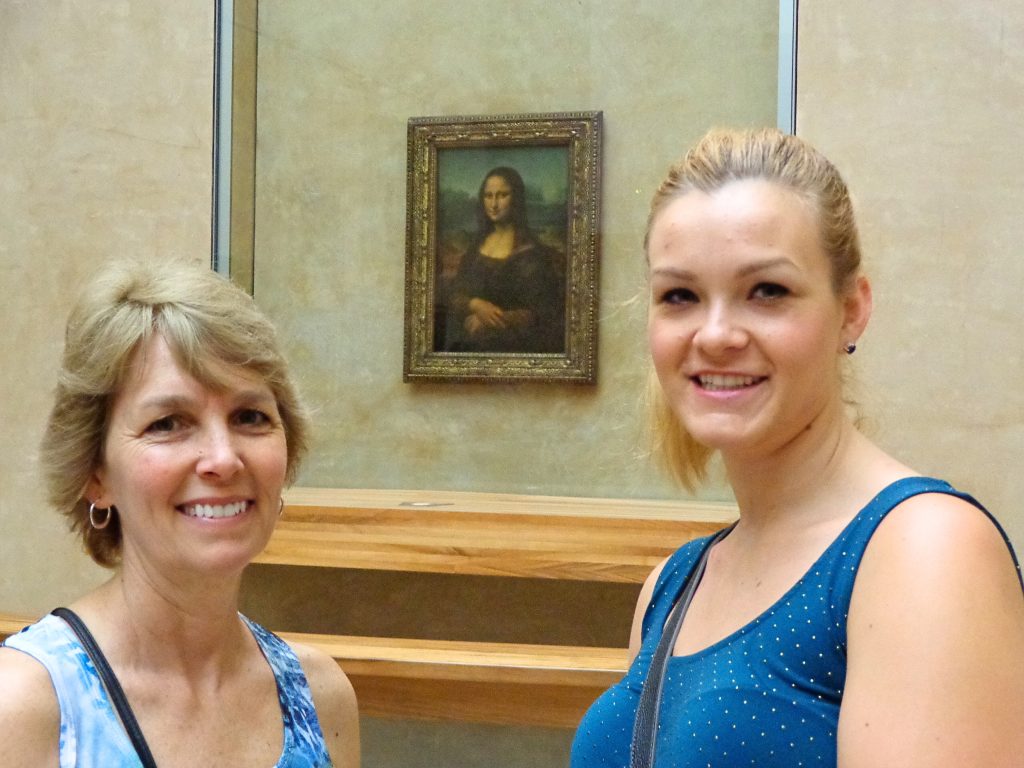 25 of the Best Things to Do in Paris That (Mostly) Won't Break the Bank 8 women mona lisa louvre