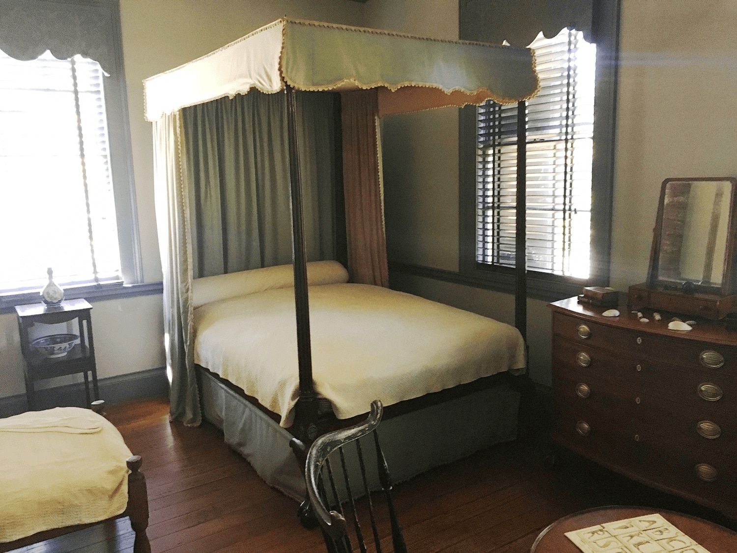 6-Day United States History Road Trip Itinerary Inspired by Hamilton the Musical 7 Interior of a historic bedroom in the John Wright Stanly House with antique furniture, including a wooden four-poster bed and period decor reflecting 18th-century style in New Bern, North Carolina.