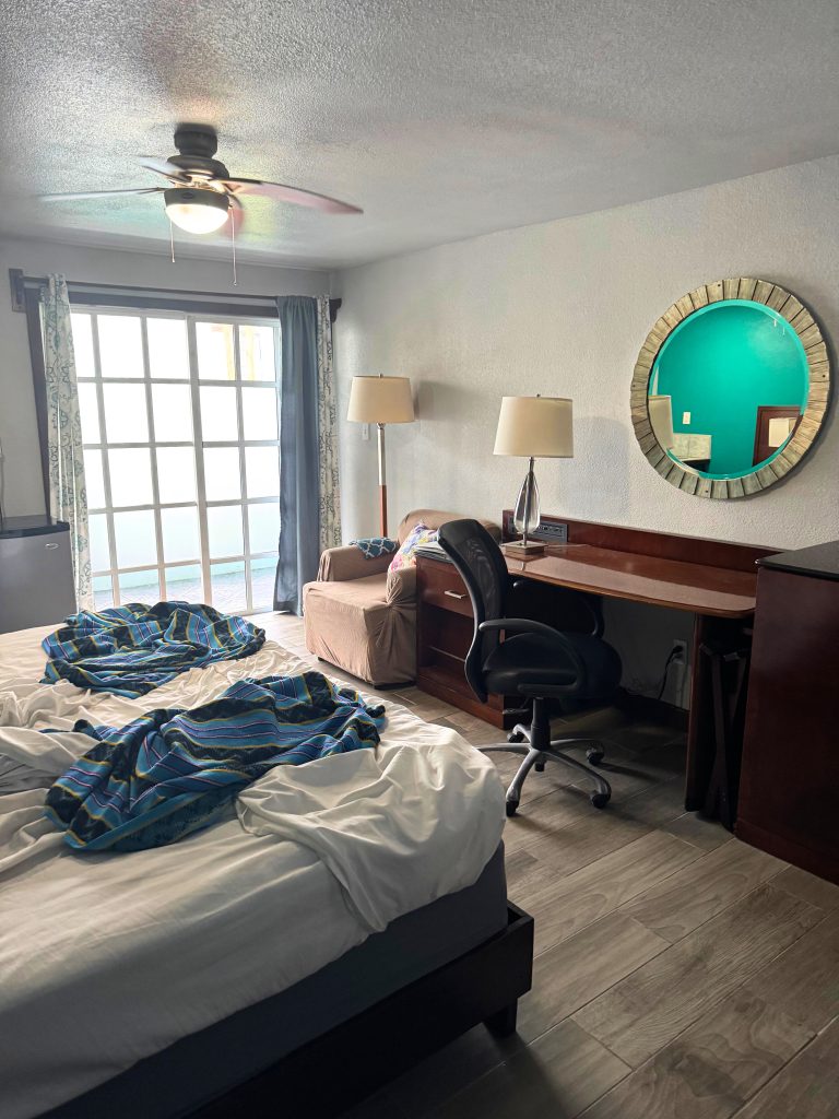 Where's the Best Place to Stay in Ambergris Caye, Belize? Luxury Resort or Budget Hostel 7 drift inn cozy hotel room
