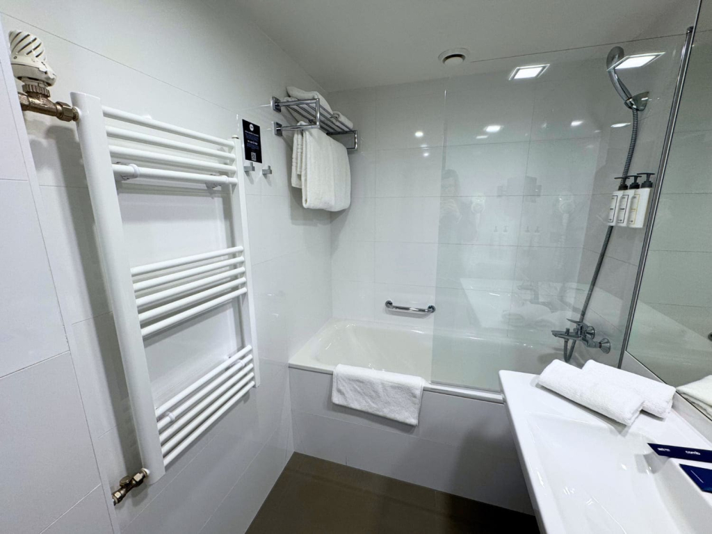 Park Inn By Radisson Danube Bratislava: Reviewing My Stay at This Riverfront Hotel 14 park inn radisson danube bratislava slovakia bathroom